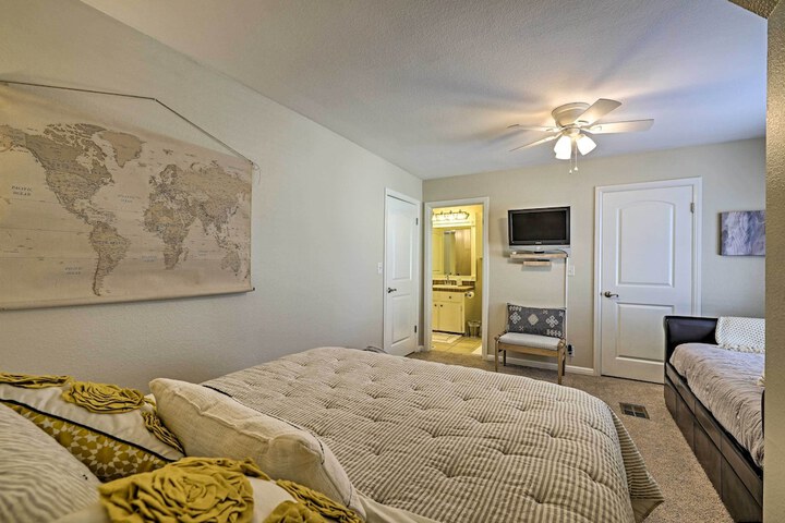 Modern Townhome w / Patio Next Door to Resort