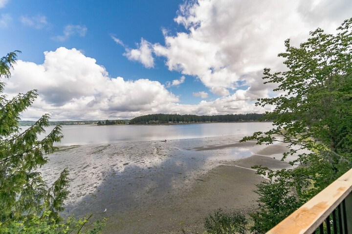 PNW MCM 155ft Private Waterfront Gem on Raft Island w / Hot Tub 3 Bedroom Home by RedAwning