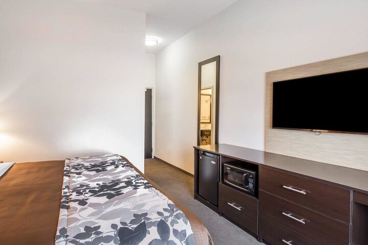 Room 10 of 32