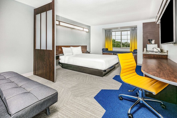 Room 25 of 32