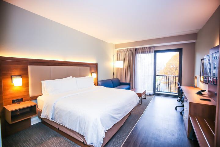 Room 18 of 119