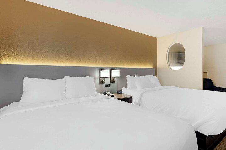 Room 9 of 32