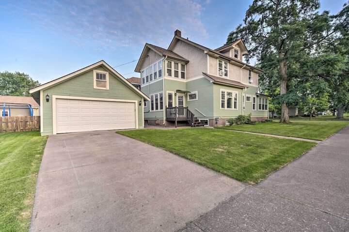 Elegant Superior Getaway 2 Mi to Downtown!
