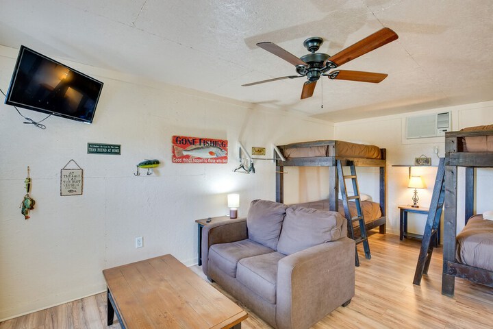 On-site Fishing Pier: Pet-friendly Kerens Cabin!