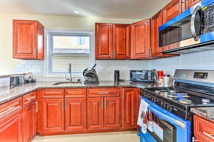 Bright Irvington Home 2 Mi to Prudential Center!