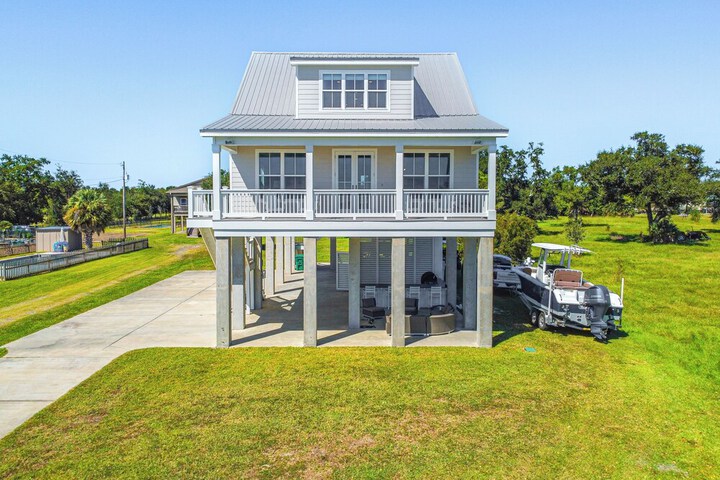 Walk to Beach: Oceanfront Home w / Outdoor Kitchen