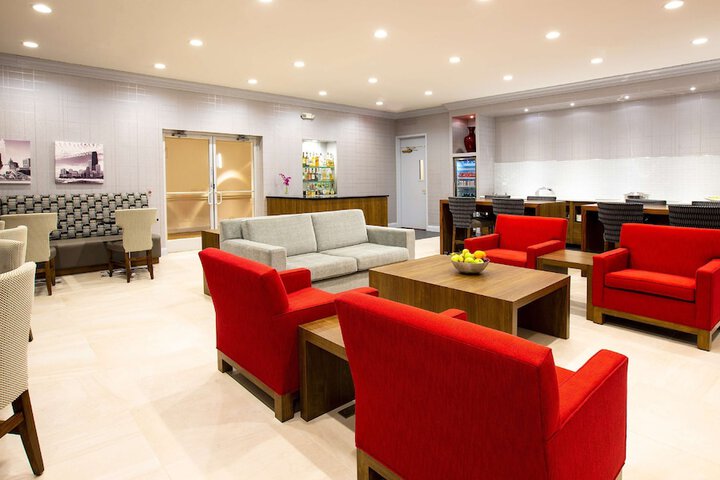 Lounge 105 of 113