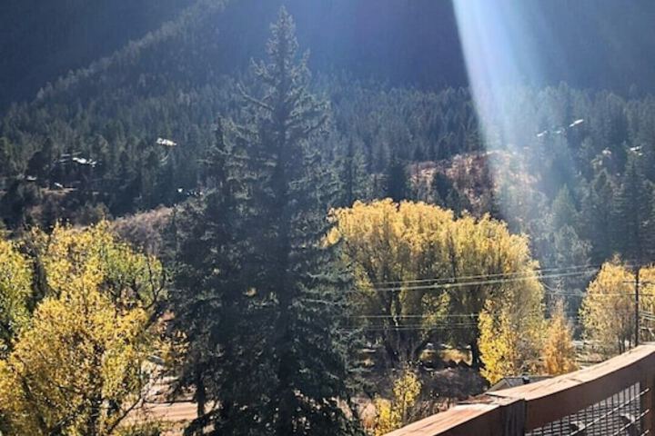 The Green Mountain Falls Lodge