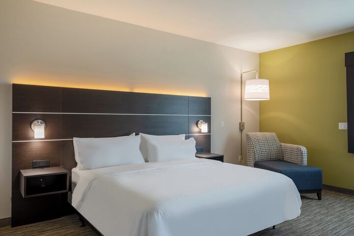Holiday Inn Express & Suites Watertown by IHG