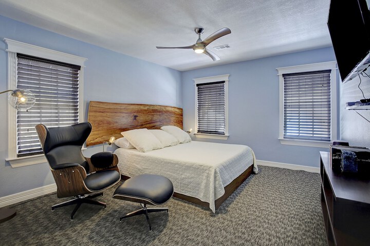 Room 46 of 82