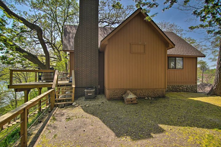 Serene Lakefront Escape: Boat Dock & Grill!