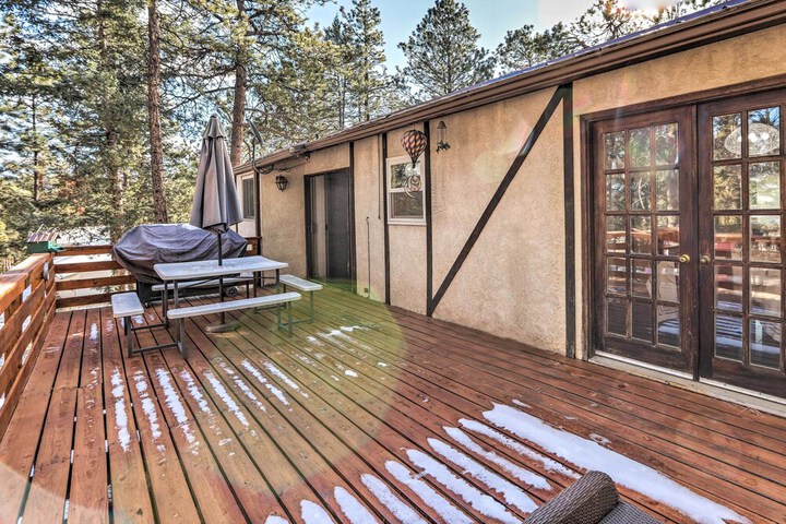 Scenic Woodland Park Cottage w / Deck + Grill!