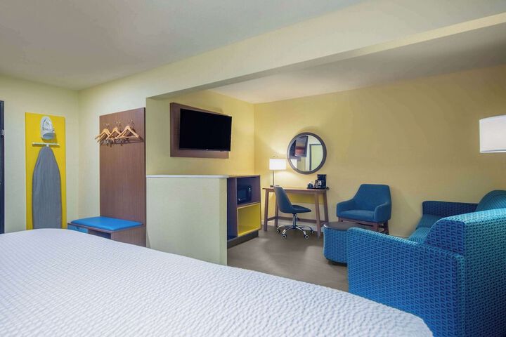 Days Inn & Suites by Wyndham Waterloo