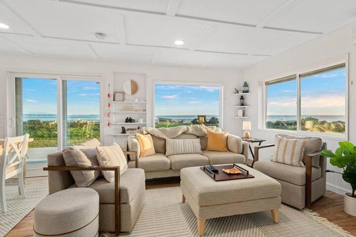 Cozy Coastal Getaway • Panoramic Ocean Views