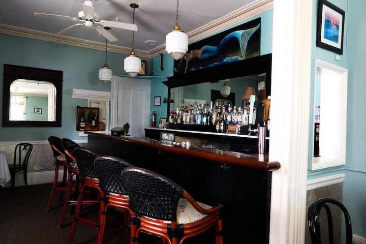 Lounge 56 of 57