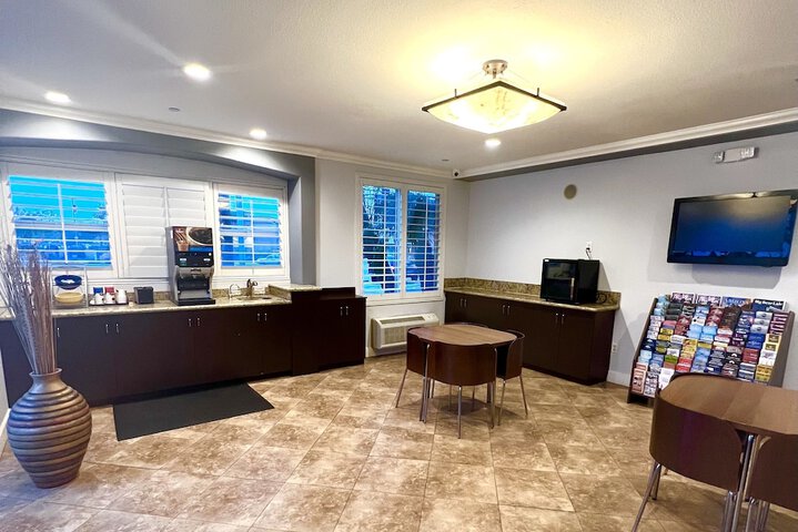 Harbor Inn & Suites