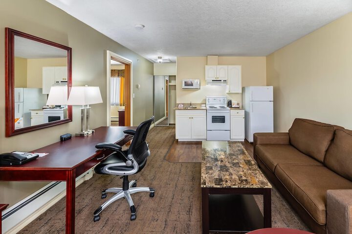 Econo Lodge Inn & Suites