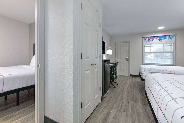 Room 33 of 102