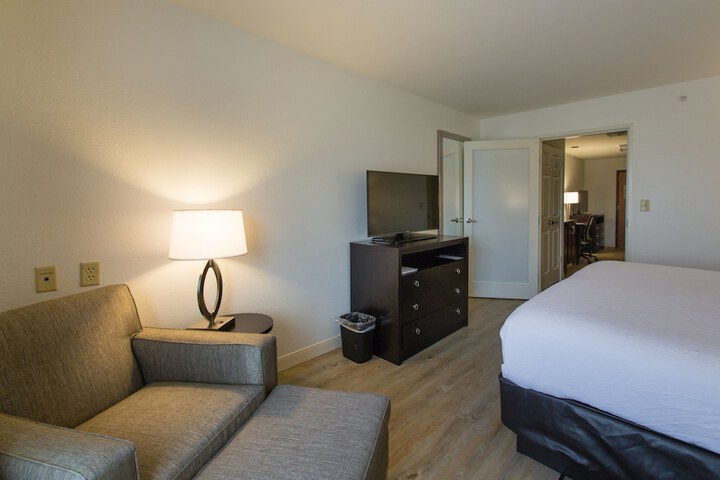Holiday Inn Bloomington-Airport by IHG
