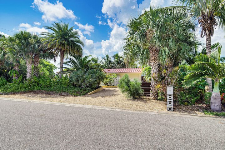 Private Oasis w / Pool: Walk to Melbourne Beach!