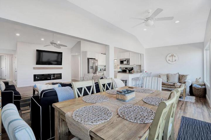Chic Beach House: Waterfront Vineyards, Hot Tub