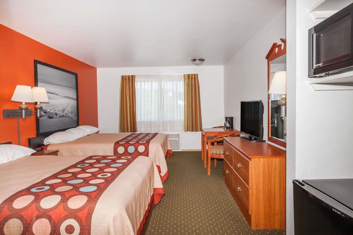 Room 4 of 12