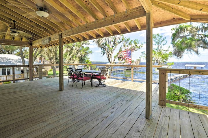 Renovated Crescent Lake Escape w / Waterfront Deck!