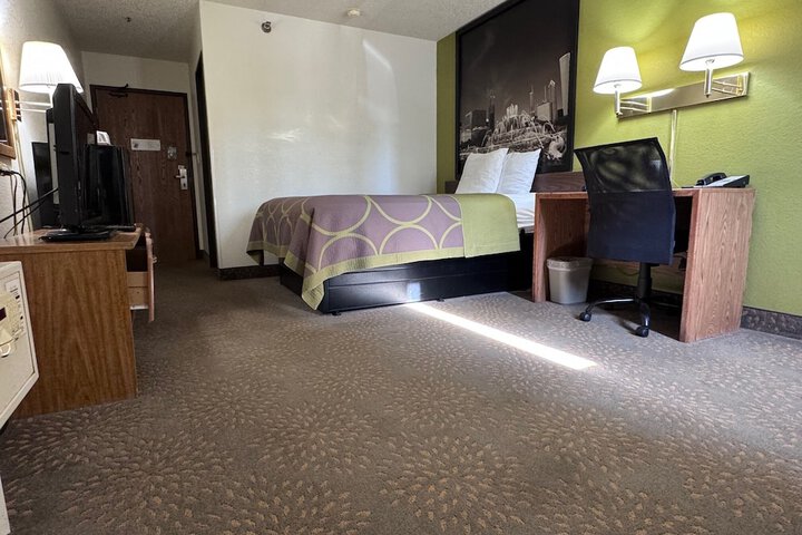 Super 8 by Wyndham Mokena / Frankfort /I-80