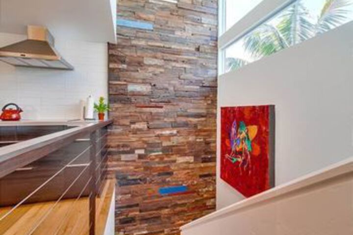 Newly remodeled Beach 2 Br condo by RedAwning