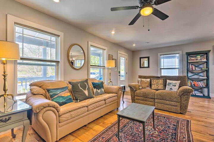 Downtown Brevard Retreat With Fire Pit & Deck!