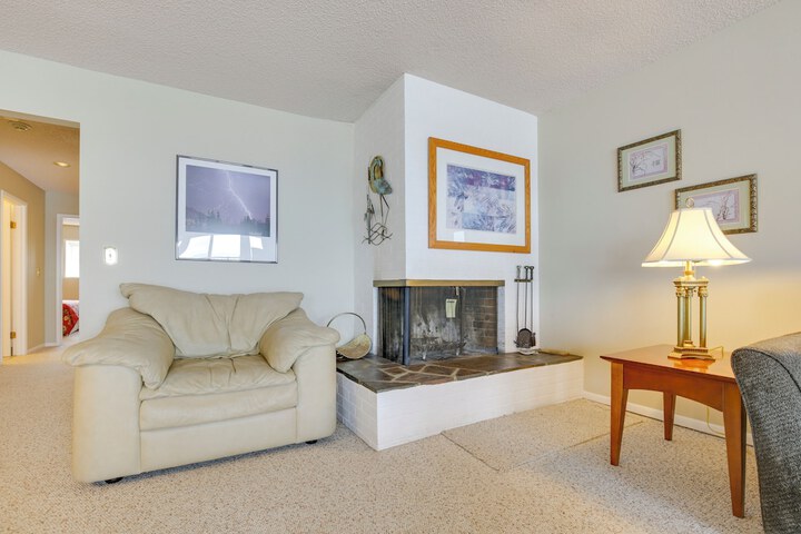 Lincoln City Condo: Pool Access Walk to Beach!