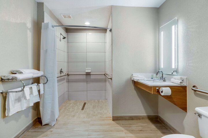 Room 21 of 34