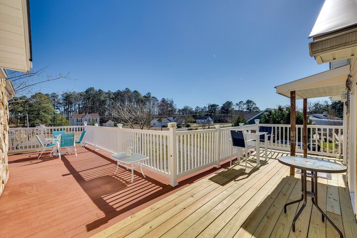 Welcoming Cottage w / Outdoor Pool & Water Views!