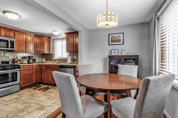 Gorgeous 2 Queen Bedroom Apartment in North Buffalo with 70 inch TV