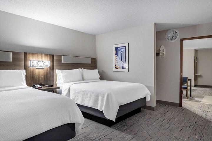 Holiday Inn Express & Suites Vadnais Heights by IHG
