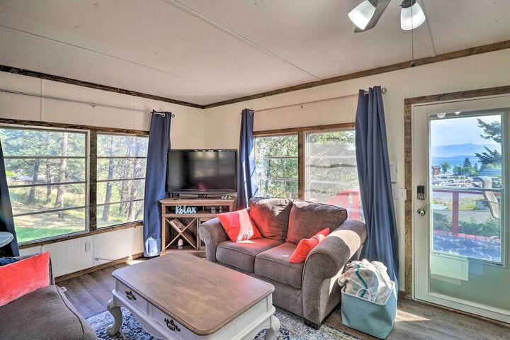 Cozy Lakeside Home w / Lake & Mountain Views!
