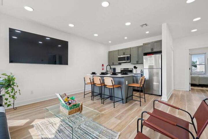 NYC Access 4BR Duplex Sleeps 10 Free Parking