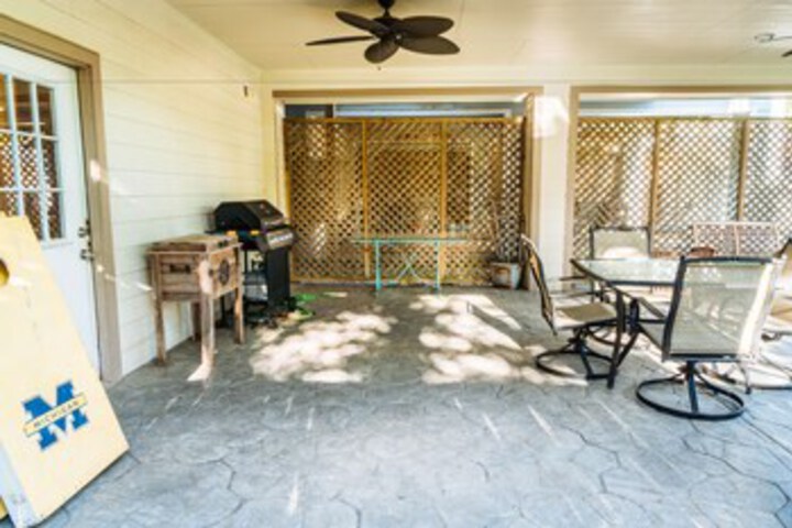 Spacious Kemah Boardwalk Townhome VR