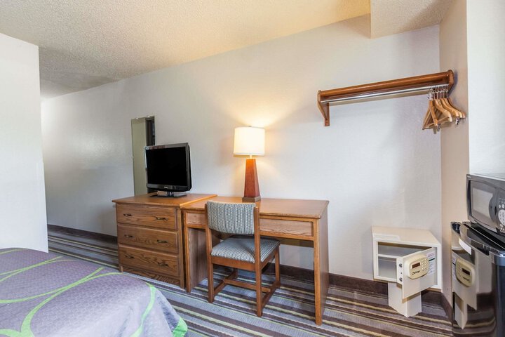 Room 4 of 14