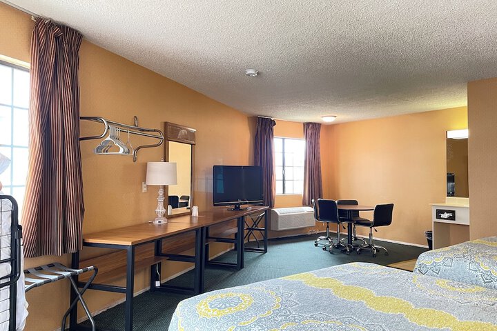 Room 4 of 16