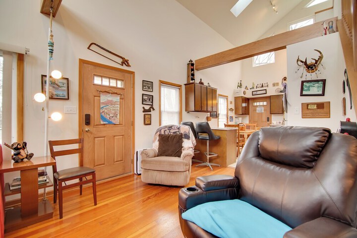 Twin Lakes Home - Walk to Lake Elizabeth!
