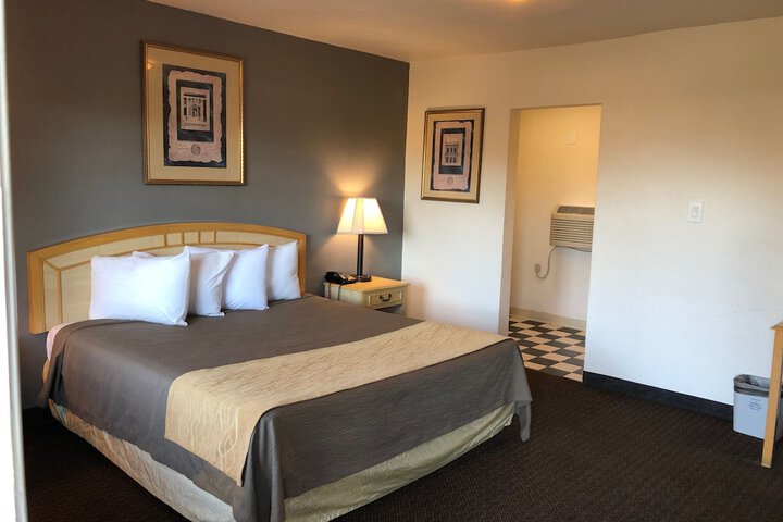Room 4 of 7
