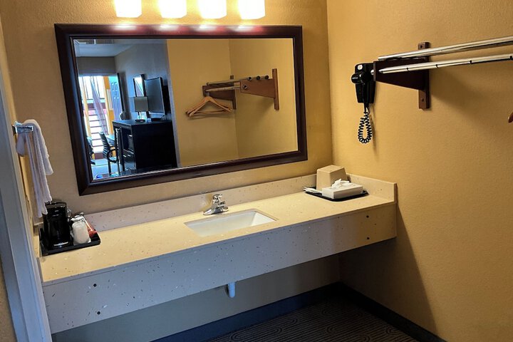 Executive Inn & Suites