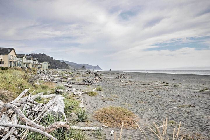 Quiet Waterfront Escape w / Hot Tub & Beach Access!