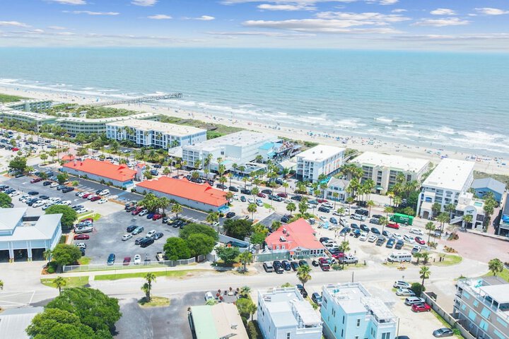1 Block to Beach Newly Renovated 6bdr w / Rooftop Views Sand Dune by Avantstay