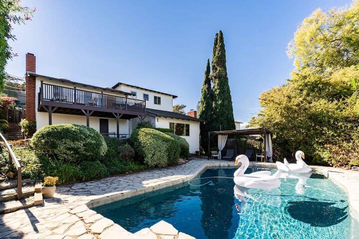 Spacious and Bright 5-bedroom Oasis Pool and Yard