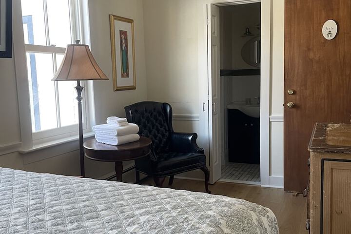 Room 8 of 99