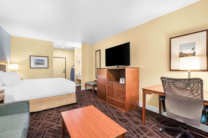 Room 18 of 33