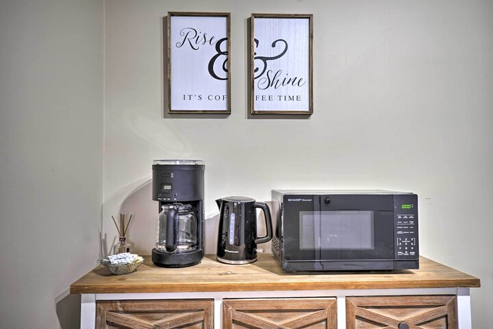 Delightful Tipp City Unit w / Covered Patio!