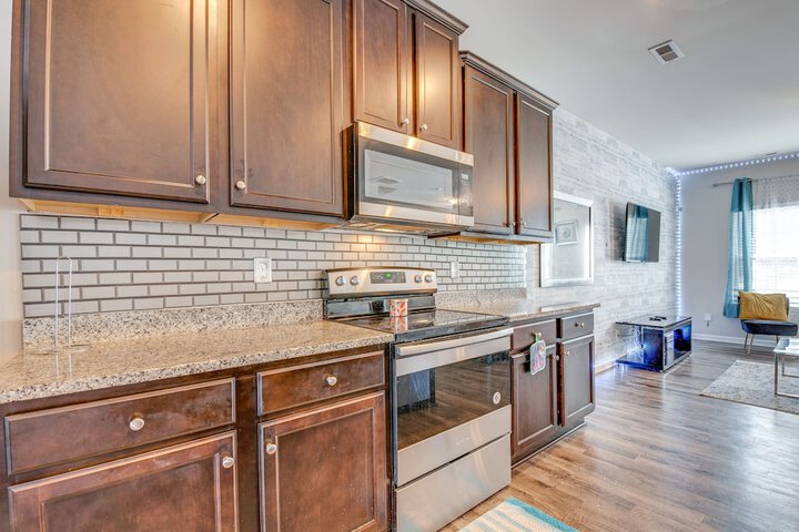 Union City Townhome: 17 Mi to Downtown Atlanta!